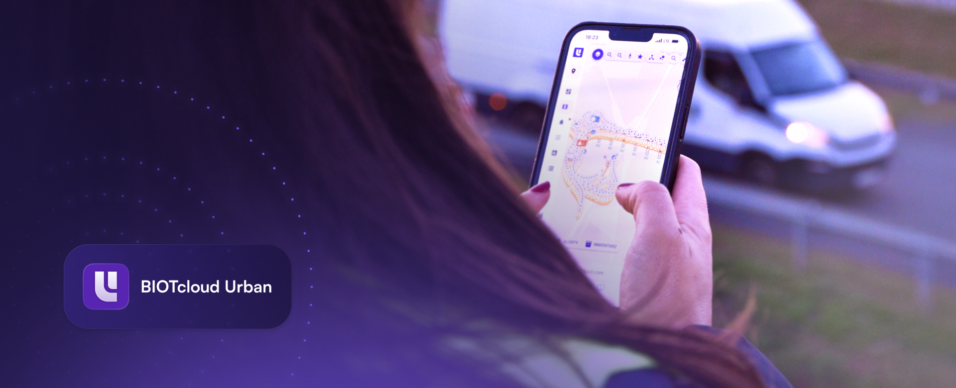 Nowoczesna latarnia uliczna w mieście o zmierzchu