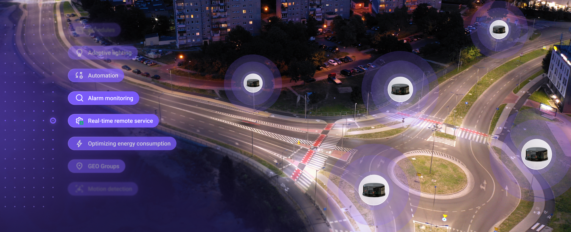 Farola moderna en una ciudad al anochecer